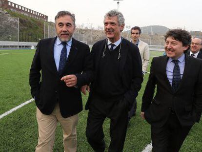 El presidente de la Ponferradina, José Fernández Nieto (izquierda), el presidente de la Federación Española de Fútbol, Ángel María Villar (centro) y el alcalde de Ponferrada, Samuel Folgueral, el pasado 12 de marzo.