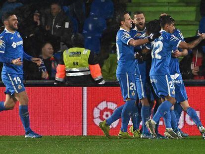 Los jugadores del Getafe celebran uno de los goles.