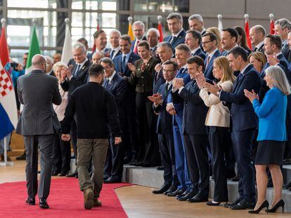 Los líderes europeos aplauden al presidente de Ucrania, Volodímir Zelenski, este jueves en Bruselas.