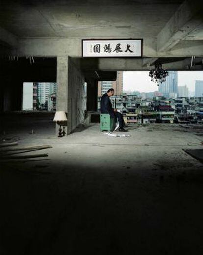 Stanley Wang retrata en la sèrie 'Lan Wei (inacabat)', aquest moment en què sobre l’estructura es posa el més important: la gent.