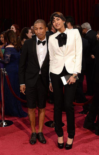 Pharrell Williams, a los Angus Young, desaf&iacute;a el protocolo con sus pantalones cortos.