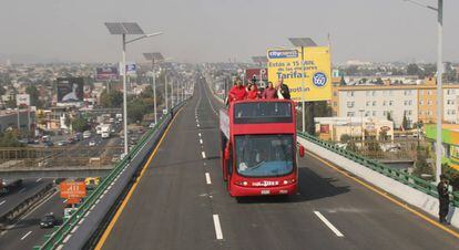 Peña Nieto, Ruiz Esparza y el entonces jefe de OHL México, José Andrés de Oteyza, en la inauguración del Viaducto Bicentenario.