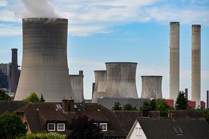 Residential area in front of the Niederaussem coal plant, in Germany, this Wednesday.
