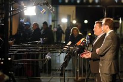 El secretario general de la CSU, Alexander Dobrindt (derecha), y el de la CDU, Hermann Groehe, dan una rueda de prensa en la sede del SPD en Berlín a las en la madrugada del 27 de noviembre tras el acuerdo de Gobierno con los socialdemócratas.