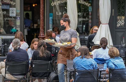 Una camarera atiende a varios clientes de una terraza de Versalles (al oeste de París), en julio pasado.