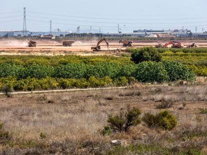 Obras en los terrenos donde Volkswagen instalará su gigafactoría de baterías para coches eléctricos en la población de Sagunto, en una imagen tomada el pasado mes.