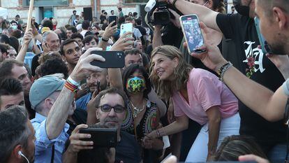 Acto de presentación de la plataforma Sumar liderada por Yolanda Díaz (a la derecha de la imagen, con blusa rosa) en el centro cultural Matadero de Madrid este viernes.
