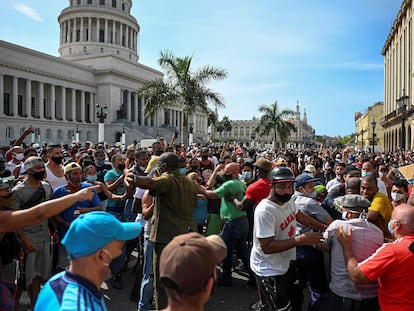 People take part in a demonstration against the government of Cuban President Miguel Diaz-Canel in Havana, on July 11, 2021. - Thousands of Cubans took part in rare protests Sunday against the communist government, marching through a town chanting "Down with the dictatorship" and "We want liberty." (Photo by YAMIL LAGE / AFP)