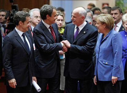 Zapatero saluda al primer ministro griego Yorgos Papandreu, en presencia de Sarkozy y Merkel.