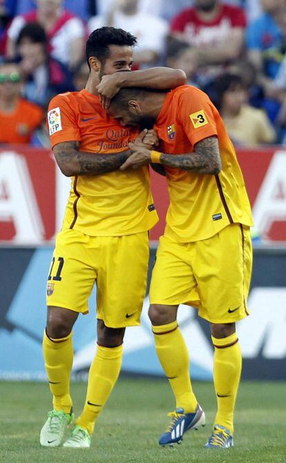 Thiago y Alves celebran el gol del primero.
