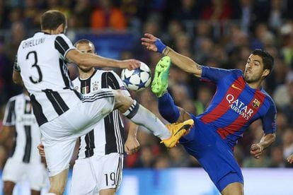 El delantero uruguayo del FC Barcelona Luis Suárez (d) disputa un balón con el defensa de la Juventus Giorgio Chiellini (i).