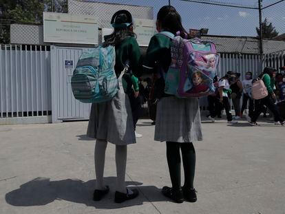 Dos estudiantes afuera de una Escuela Secundaria en Ciudad de México.