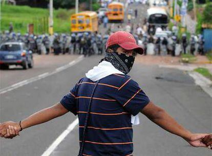 Un partidario del depuesto presidente, Manuel Zelaya, participa en Tegucigalpa en una protesta contra el golpe militar.