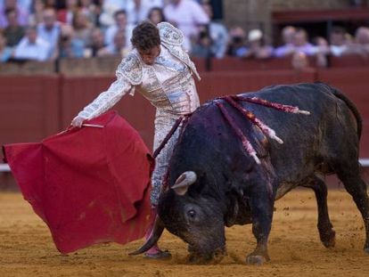 Manuel Escribano durante la faena con el sexto toro, al que le cortó dos orejas.