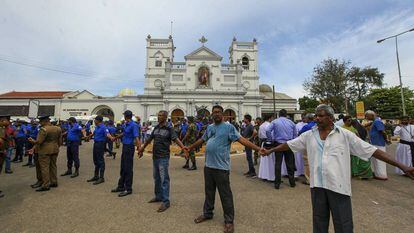 Soldados y ciudadanos srilanqueses hacen un cordón humano frente a la iglesia de San Antonio, en Colombo.