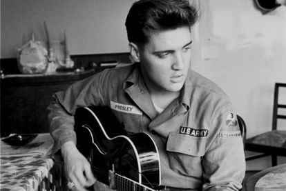 El cantante Elvis Presley tocando la guitarra.