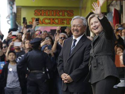 Hillary Clinton con el alcalde de San Francisco, Ed Lee, el miércoles.