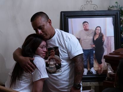 El papá y la novia de Gustavo Angel Suárez, uno de los cinco jóvenes que presuntamente fueron atacados por militares en Nuevo Laredo, Tamaulipas.