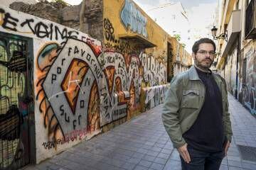 César Guardeño junto al refugio antiaéreo de la calle Espadas en la ciudad de Valencia.