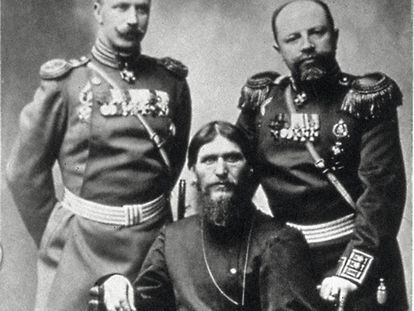 Rasputín, escoltado por el príncipe Putiatin y el coronel Loman, en Rusia hacia 1915.