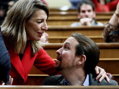 El secretario general de Podemos, Pablo Iglesias, saluda a la diputada de en Marea Yolanda Díaz, durante el debate de investidura del pasado enero de 2020.