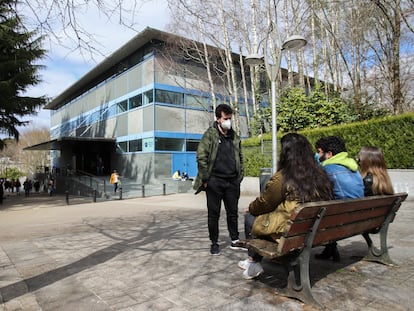 Estudiantes en el campus de la Universidad de Santiago de Compostela, este marzo.
