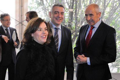 Soraya Sáenz de Santamaría y Josu Erkoreka, en compañía de Javier de Andrés, este pasado lunes en Vitoria.