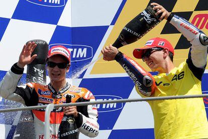 Jorge Lorenzo, con una camiseta con el número de Valentino Rossi, ducha con champán a Dani Pedrosa.