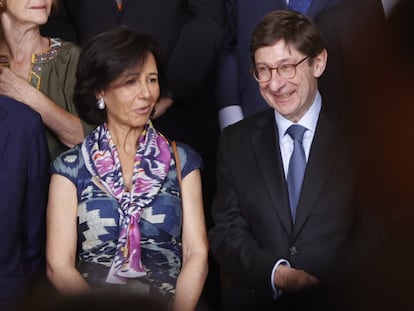 Ana Botín, presidenta del Banco Santander, junto a su homólogo en CaixaBank, José Ignacio Goirigolzarri, en junio durante una reunión del Real Instituto Elcano.