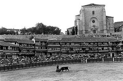 Real plaza de toros de Chinchón, con el tablado que la tradición cree un regalo de <i>Frascuelo</i>.