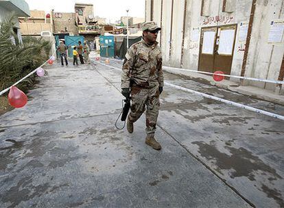 Un soldado iraquí pasea por la entrada de un centro de votación en Bagdad.