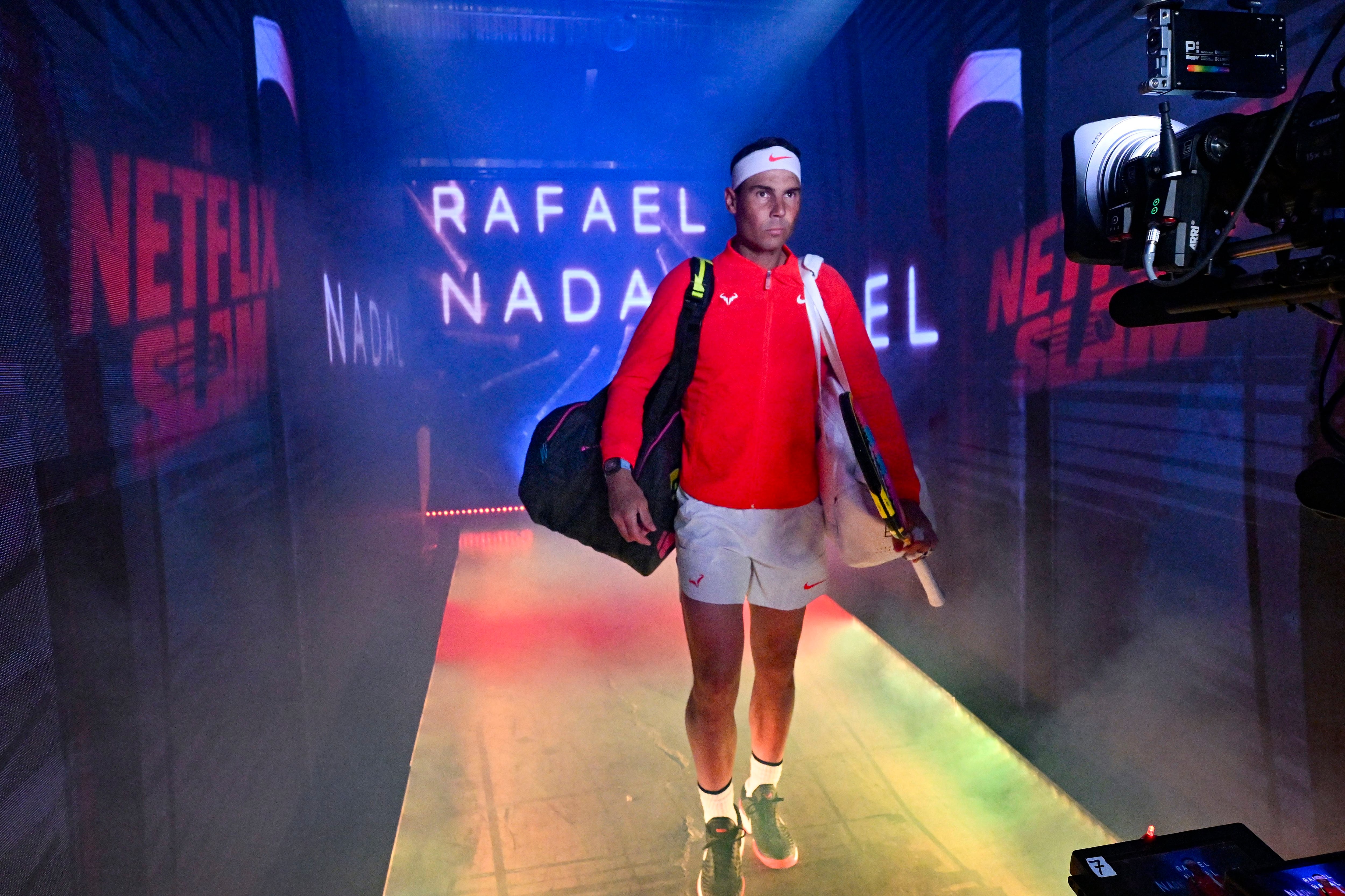 Rafael Nadal sale a la pista del Michelob Ultra Arena de Las Vegas.