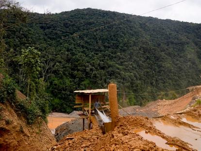 Una operación minera en la orilla del Río Cosata, en Santa Rosa, Bolivia el 17 de junio 2023.