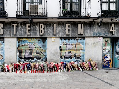 Ramos de flores y velas en la tienda de uniformes de trabajo ‘Vistebien’, donde el 3 de julio fue asesinada la dueña del establecimiento, en la Plaza de Tirso de Molina de Madrid, este miércoles.