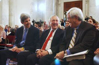 John Brademas, flanqueado por John Kerry (izquierda) y Newt Gingrich en 2007. 