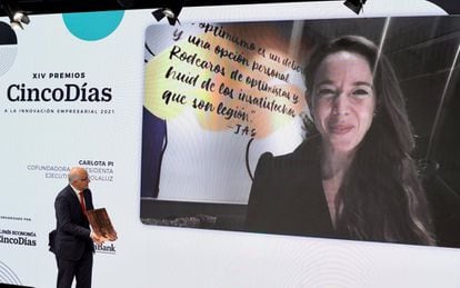 José Antonio Vega, director de Cinco Días, entrega de forma telemática el premio al Directivo más innovador de 2021 a Carlota Pi, presidenta ejecutiva de HolaLuz.