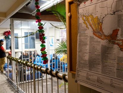 Un migrante venezolano en conversa con otros compatriotas en a sala de espera de la Casa del Migrante, de Ciudad de Guatemala, en enero de 2024.