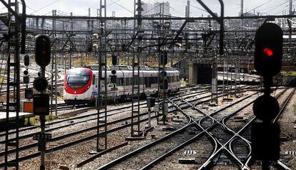 Un tren de Cercanías, en la estación de Atocha, en Madrid.