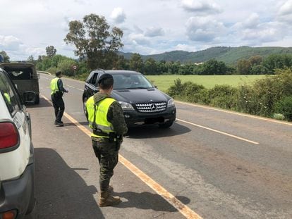 Militares de la Brigada Extremadura realizan un control a un vehículo junto a la frontera con Portugal.