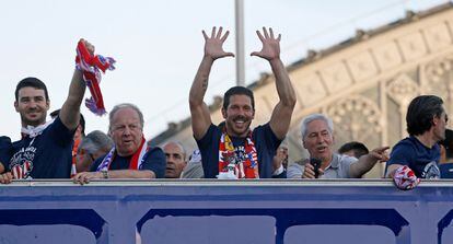 Simeone muestra su felicidad y saluda a los aficionados atléticos camino a Neptuno.