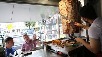 Un empleado prepara un kebap en un puesto en Berlín.