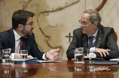 El president de la Generalitat, Quim Torra, amb el vicepresident Pere Aragonès, durant la primera reunió del Govern després de les eleccions generals.