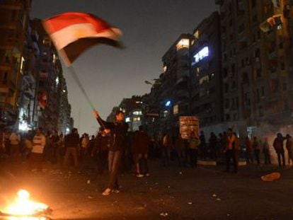 Un manifestante ondea la bandera nacional este viernes en El Cairo. 