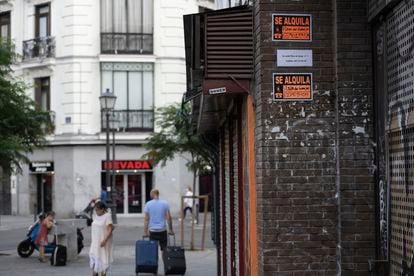 Carteles de alquiler en un edificio del centro de Madrid, el pasado agosto.