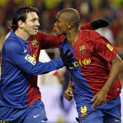 Messi y Eto&#39;o celebran el gol del camerunés, el primero del Barça.