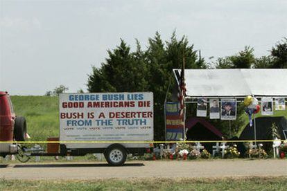 Un cartel de protesta contra Bush y la guerra de Irak en Crawford.