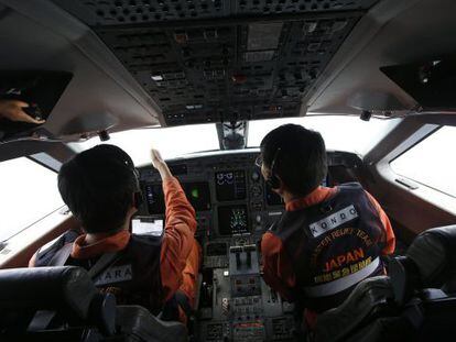 Pilotos guardacostas japoneses buscan el avi&oacute;n desaparecido.