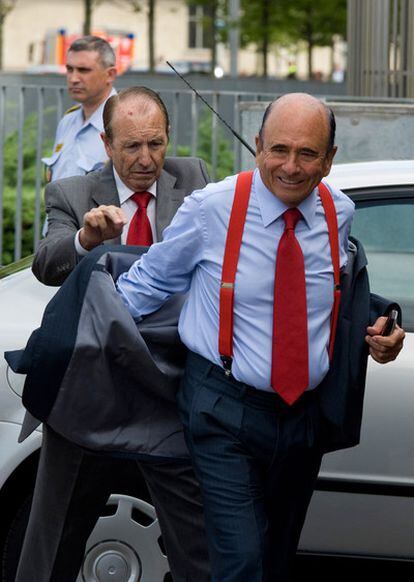 El presidente del Santander, Emilio Botín, a su llegada a la junta de accionistas que se celebra en la capital cántabra.