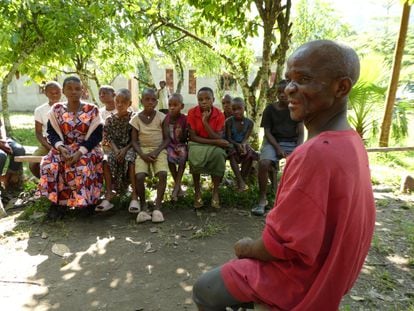 Geoffrey Inzito, líder del pueblo batwa en Bundibugyo (Uganda), con algunos de sus vecinos en la aldea donde viven.