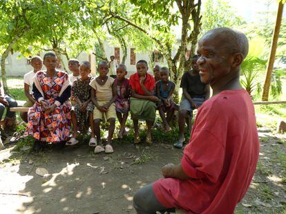 Mujer de uganda en una aldea africana con ropa informal.